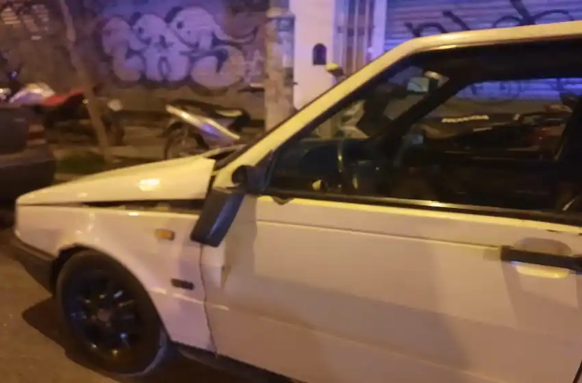 Pateaba autos estacionados en la calle y quedó detenido