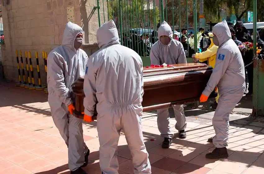 Bolivia: en la última semana la Policía recogió al menos 420 cuerpos de calles, vehículos y casas