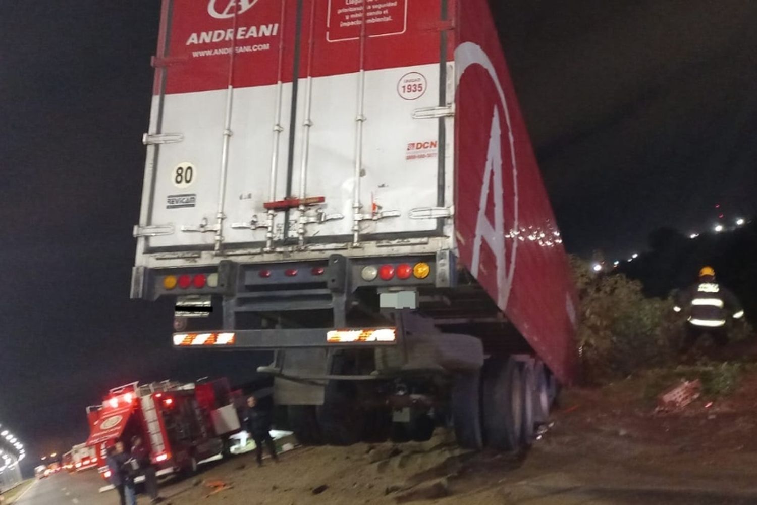 Rescate en la Autopista Rosario-Santa Fe: un camionero quedó atrapado tras un choque