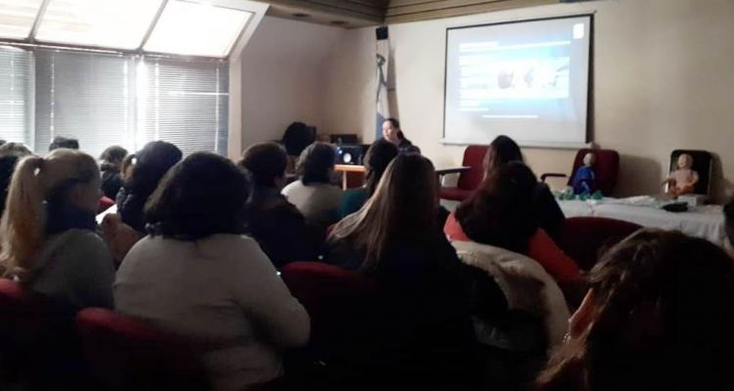 Pediatras capacitan a enfermeras para unificar criterios en la atención local