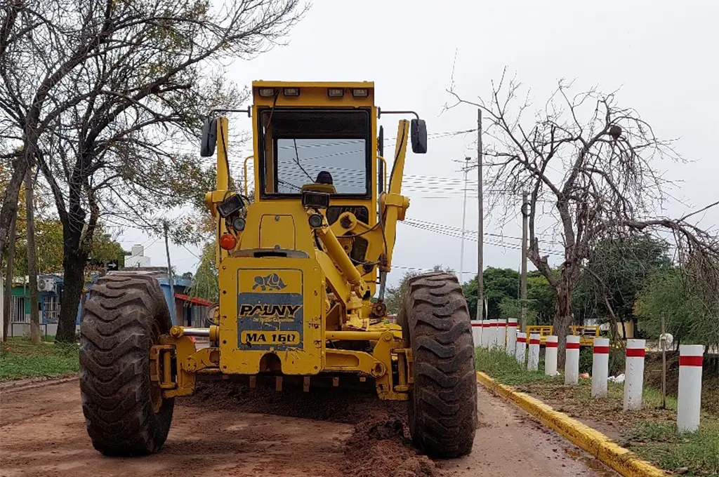 Trabajo de arreglo de calles tras la tormenta en la ciudad de Sunchales