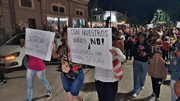 "Con nuestros hijos, ¡no!": vecinos marcharon en Gálvez contra el abuso infantil y por mayor seguridad