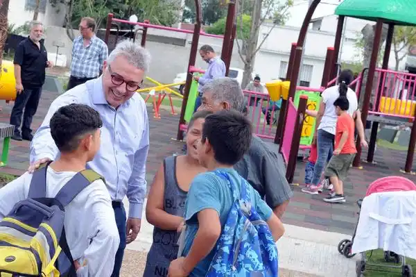 Julio Zamora recorrió junto a vecinos la renovada plaza Sarmiento en Troncos del Talar
