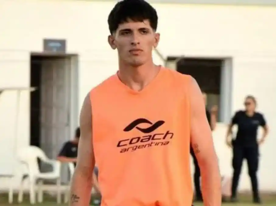Máximo Alisandroni, futbolista de 20 años, falleció tras descompensarse en pleno partido.