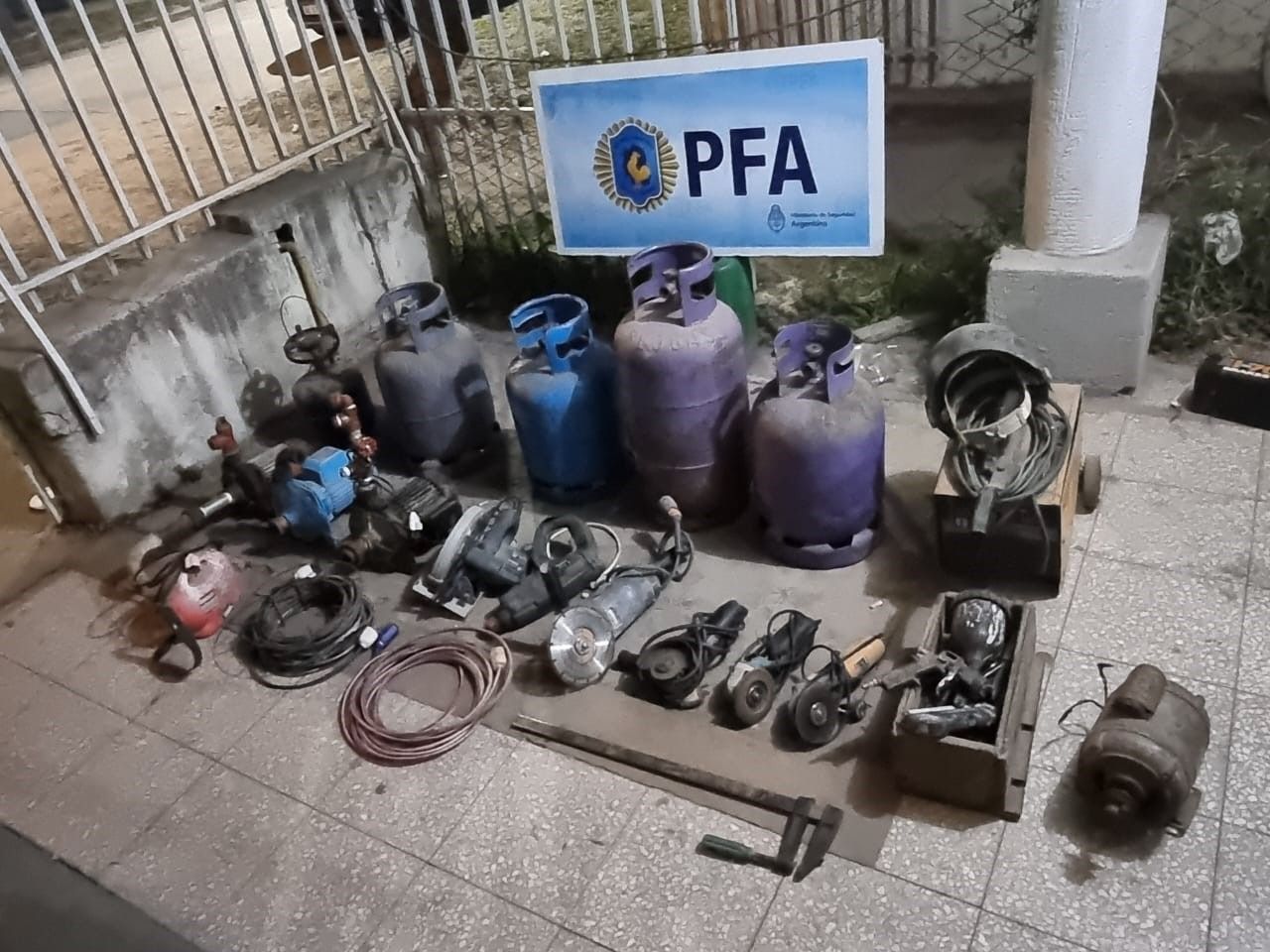 Los uniformados secuestraron numerosos objetos en manos de los sospechosos. Foto: Gentileza