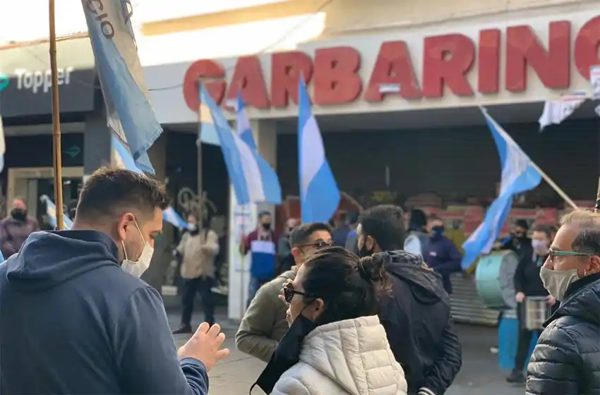 Nueva movilización por el conflicto de Garbarino: «El bono de 22 mil pesos no nos alcanza ni para la comida»
