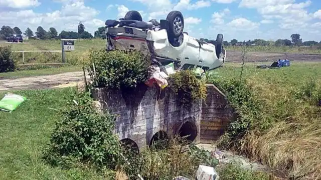 Entre Ríos: Impactante vuelco de una camioneta sobre un puente