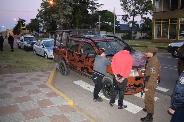 Robaron en una casa y utilizaron un remis para transportarlas