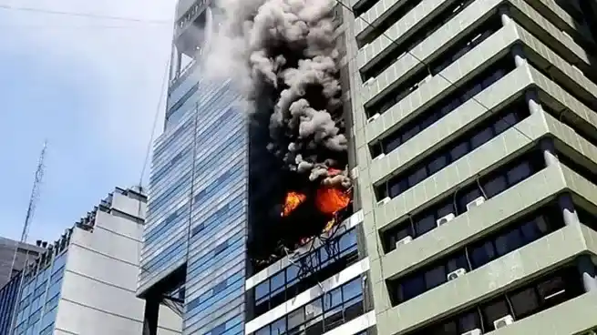 El edificio incendiándose