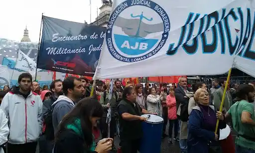 Judiciales bonaerenses en estado de alerta y movilización: Reclaman aumento salarial por parte de la Provincia
