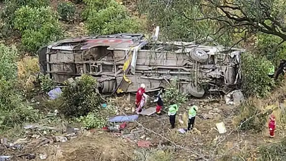 Al menos 29 muertos resultaron tras la caída al vacío de un autobús en Perú
