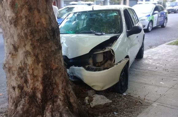 Manejaba borracho y se chocó un árbol