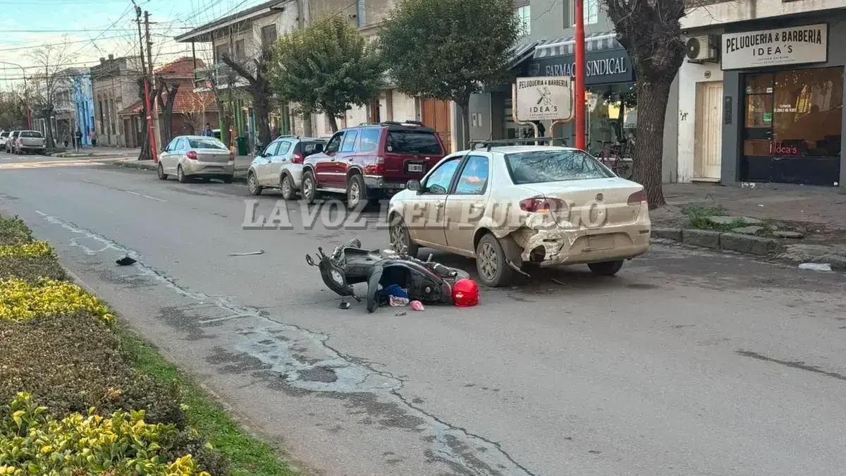 Accidente vial entre un Fiat Siena y una motocicleta