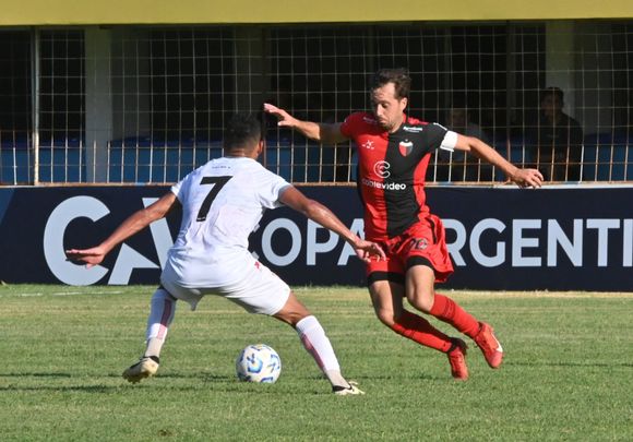 Colon no pudo ante San Martín de Tucumán, el partido terminó 0 a 0 y quedó afuera por penales