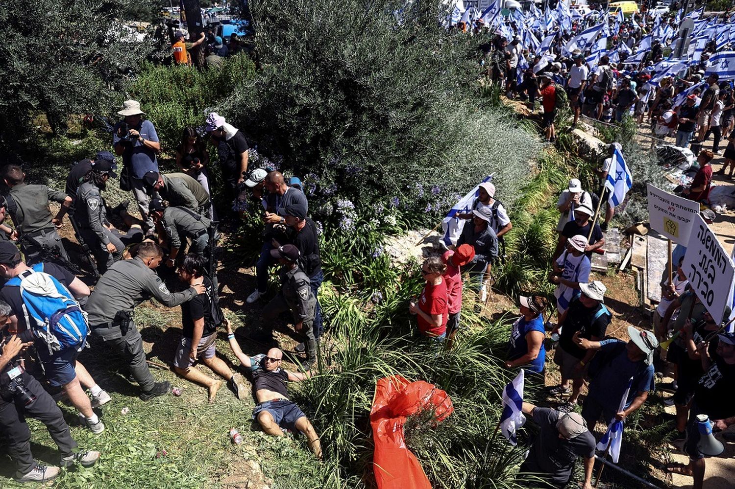 La policía israelí demoró a manifestantes durante las protestas contra la reforma judicial.