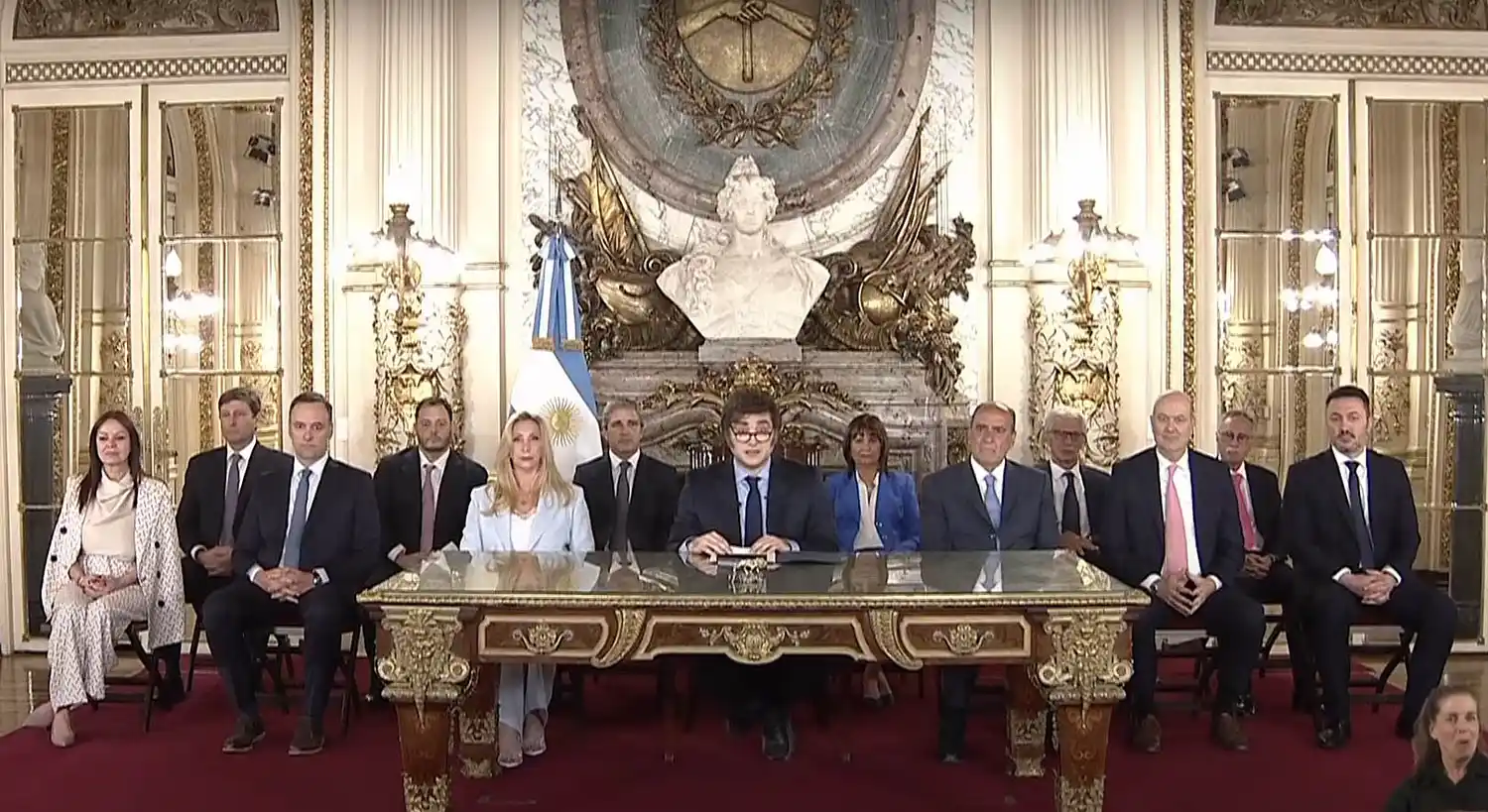 Javier Milei, rodeado por su gabinete.