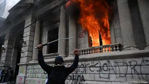 Manifestantes incendian sede del Congreso de Guatemala y reclaman la renuncia del presidente