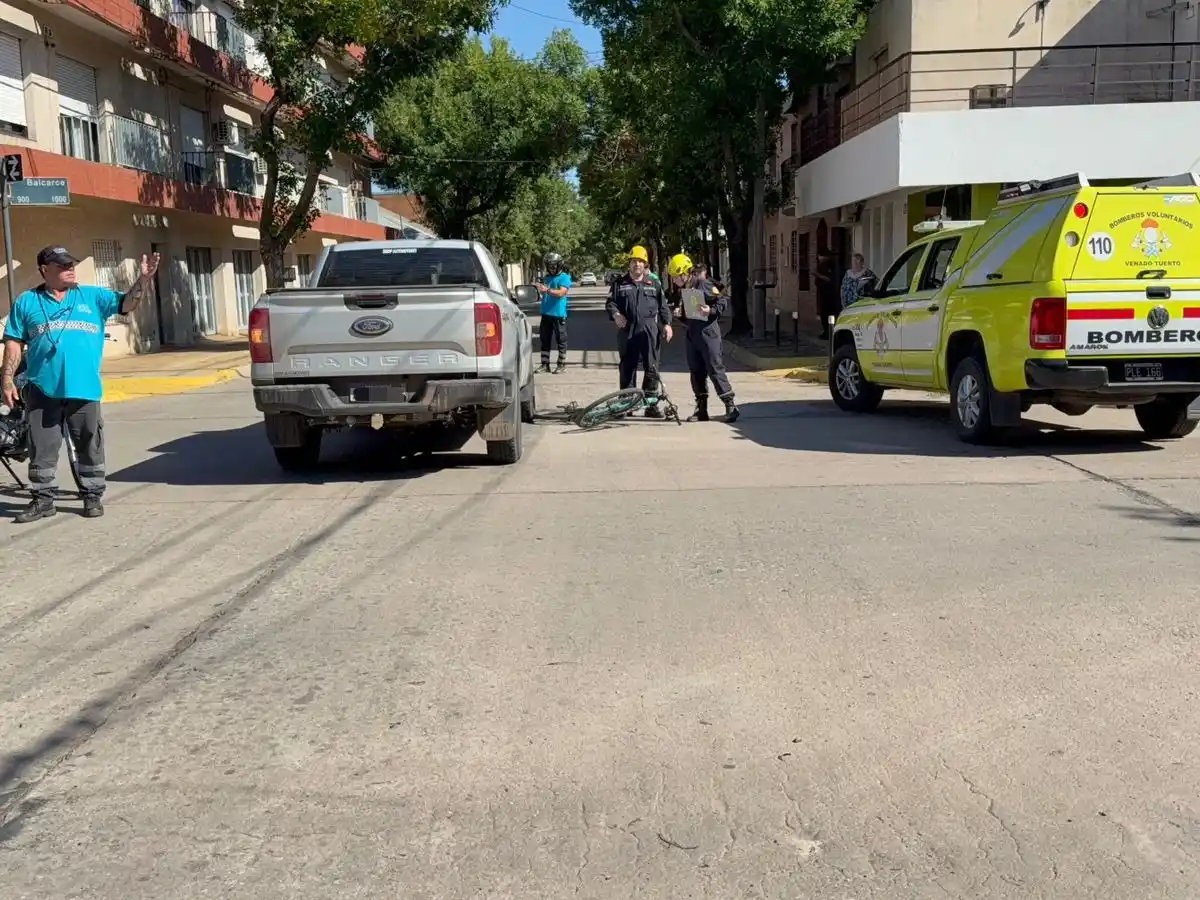 Los bomberos fueron los primeros en acudir en auxilio de la víctima. Foto: BVVT