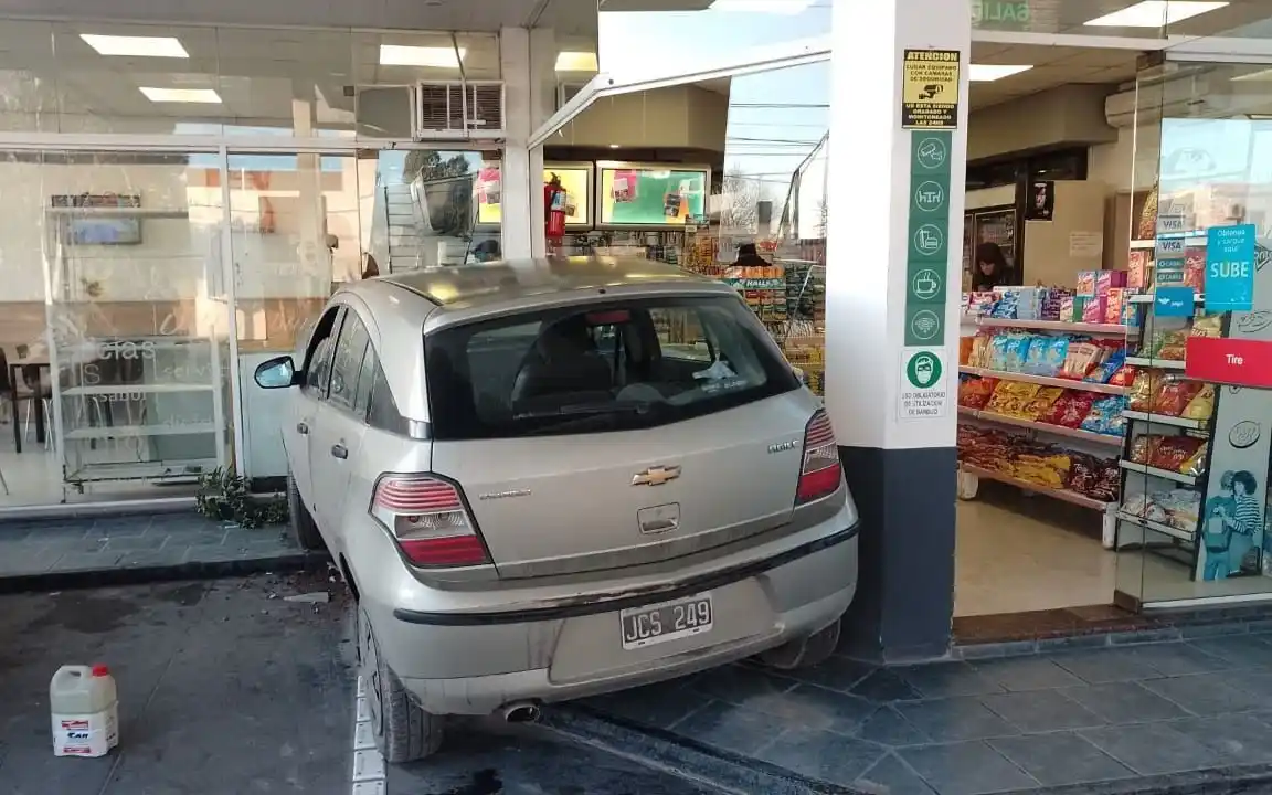 La Plata: Cargó nafta, se le aceleró el auto y chocó contra el shop de la estación de servicio