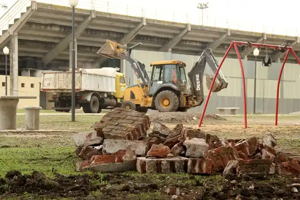 Derrumban el perímetro del Corsódromo para crear una plaza de libre acceso