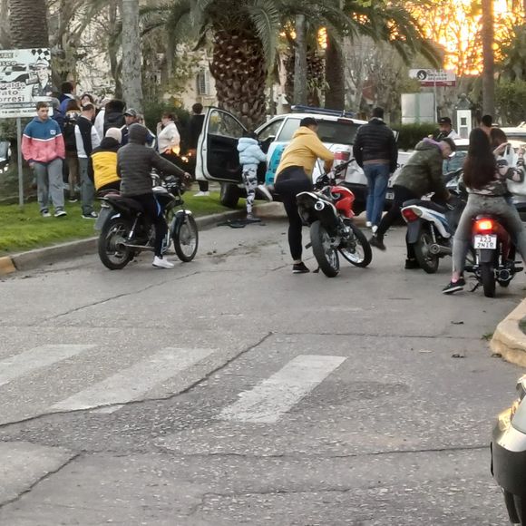 Patrullero con sirena y baliza pasó en rojo el semáforo y provocó un choque en pleno centro