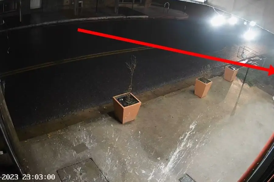 VIDEO | Sin importarle la cámara de seguridad, se llevó la bicicleta como si fuera suya