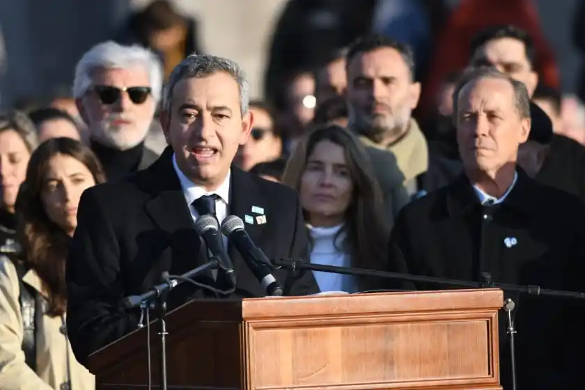 Javkin en el acto del Día de la Bandera: «El presidente debería estar acá»