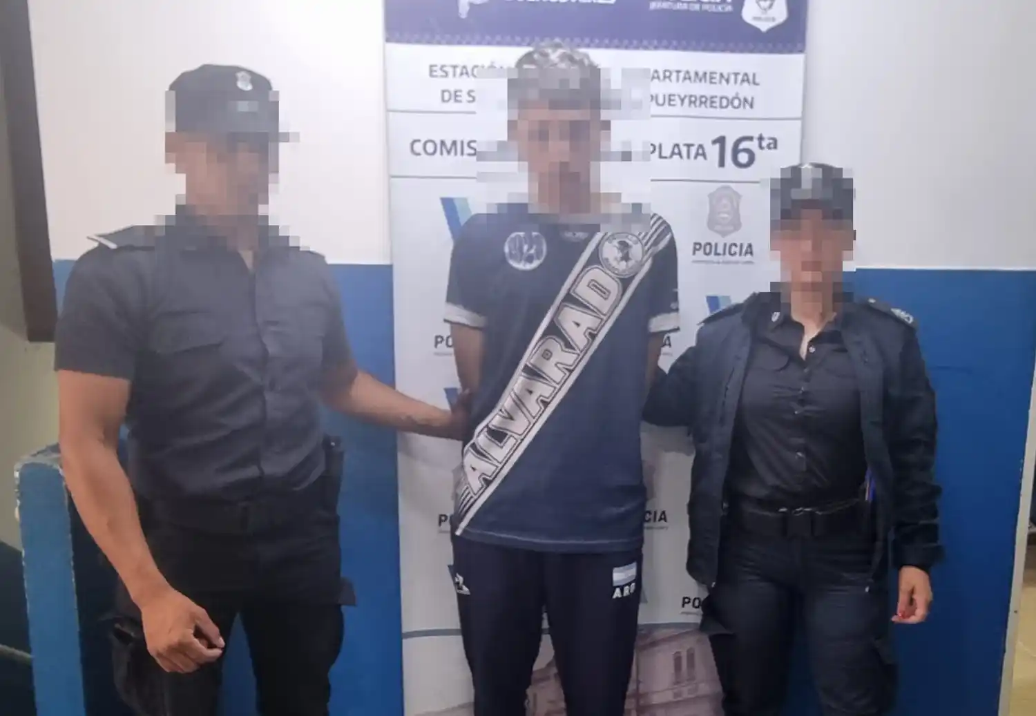 La víctima de 52 años retuvo a un joven de 18, que con otros tres cómplices quiso robarle la moto.