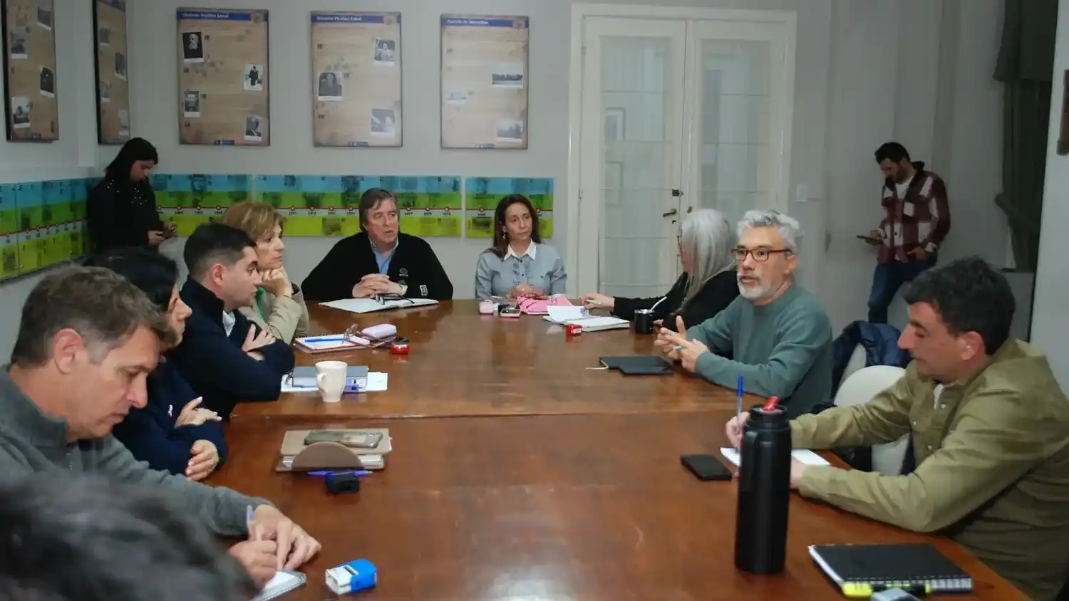 La Comisión de Seguridad del Concejo Deliberante de Necochea analiza la instalación de una posta policial en Claraz y la actualización de la normativa contra los ruidos molestos provocados por escapes de motos tipo tira corte en el distrito.
