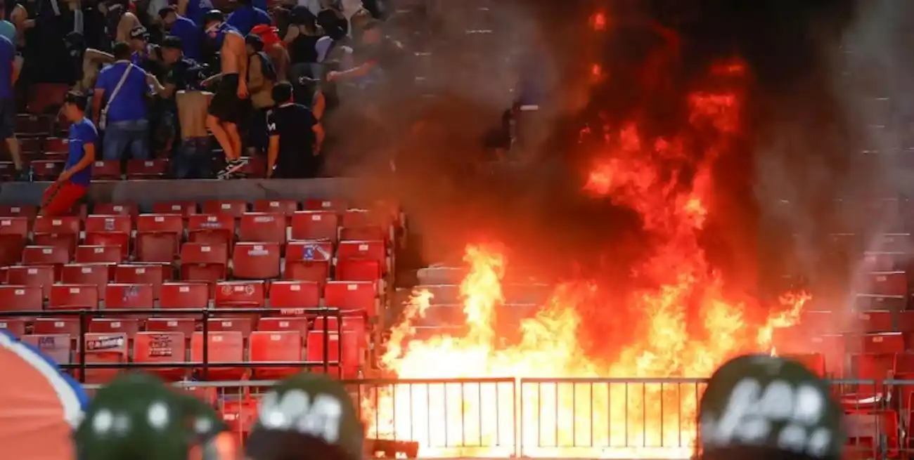 El incendio en una de las tribunas obligó a interrumpir el partido en el Estadio Nacional.