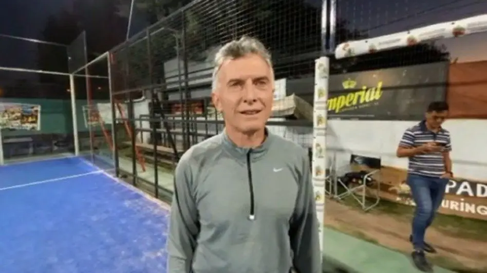 Las vacaciones de Mauricio Macri: jugó al pádel, al golf y dio una entrevista a un medio deportivo sin barbijo