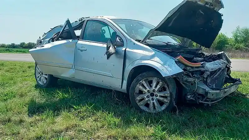 Volcó sobre la ruta y destrozó su auto: quiso esquivar una liebre