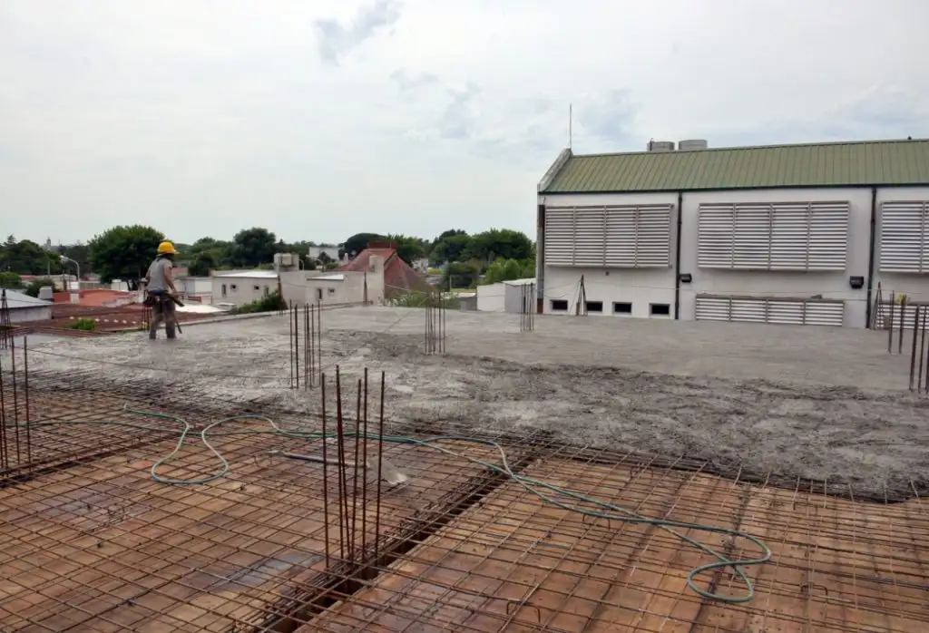 Después de años de contar con aulas de chapa, avanzan las obras en la Escuela Secundaria 2