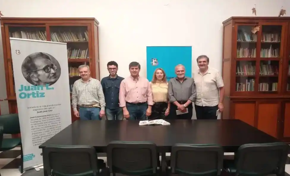 La publicación reúne un listado de libros que fueron dedicados de puño y letra por autores y autoras de Argentina y otros países a Juan L. Ortiz a lo largo de su vida.