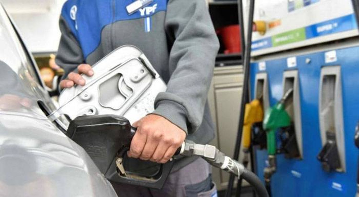 YPF también aumentó un 4 % los combustibles