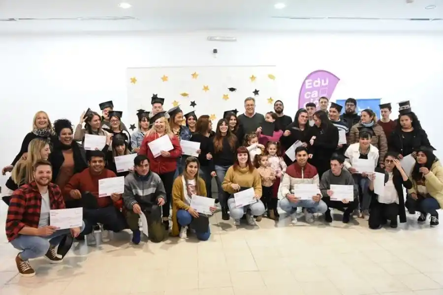 Agasajo a egresados y egresadas de programas educativos municipales