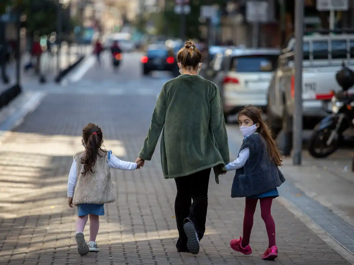 Doce de cada 100 infectados con coronavirus en Argentina tienen menos de 19 años