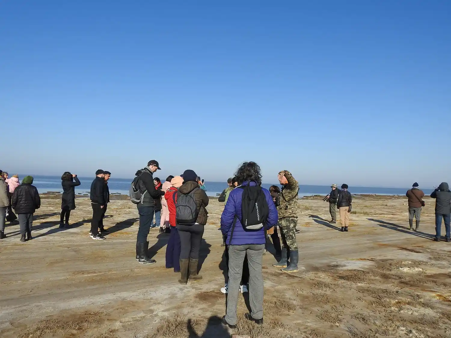 Locales y vecinos de otras localidades se acercaron a la costa de la laguna. Foto: Comuna de Melincué.