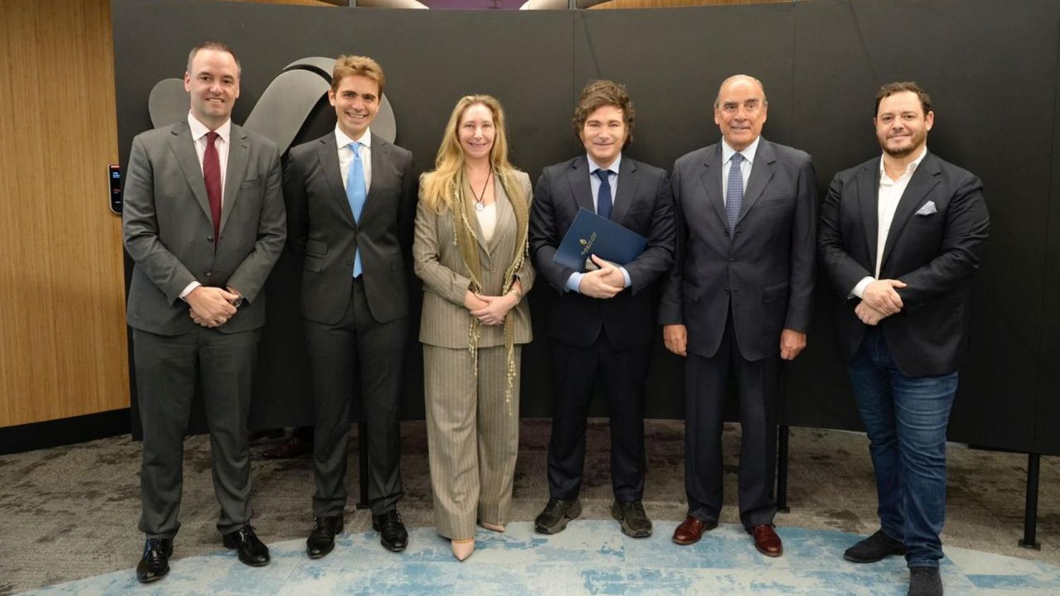 El presidente Javier Milei visitó las oficinas de Ualá.