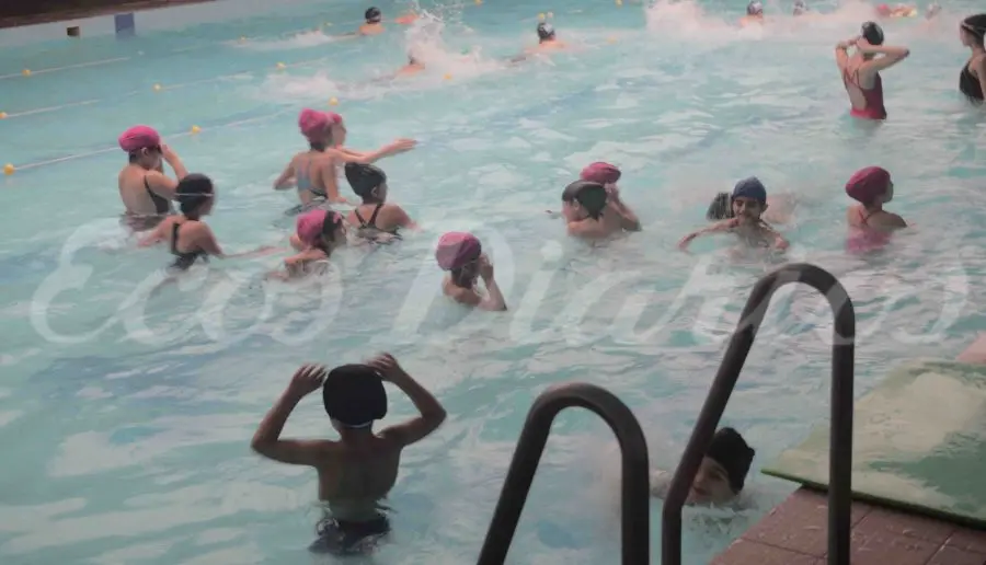 Niños de Yipuy aprenden a nadar