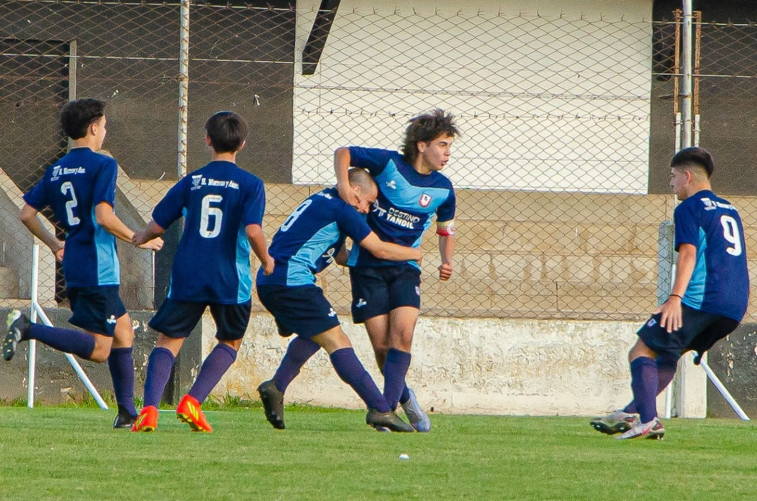 Tandil festejó media docena de goles en Azul. (Foto de Nacho Correa, Diario El Tiempo, de Azul).