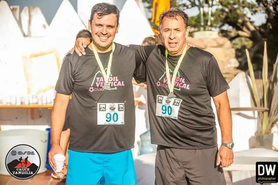 Con su papá, Julio Ibarra, en la llegada del Vertical Race.