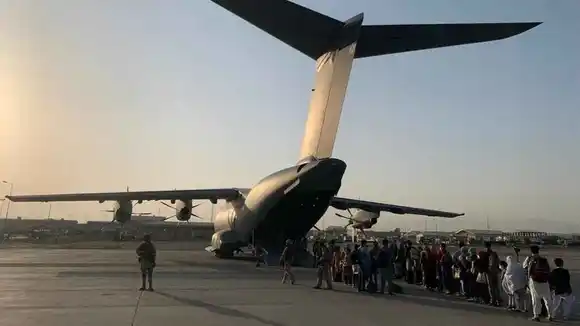 Pese a MÁS DE 100 MUERTOS por el atentado: hay 5.400 personas en el aeropuerto esperando salir de Kabul