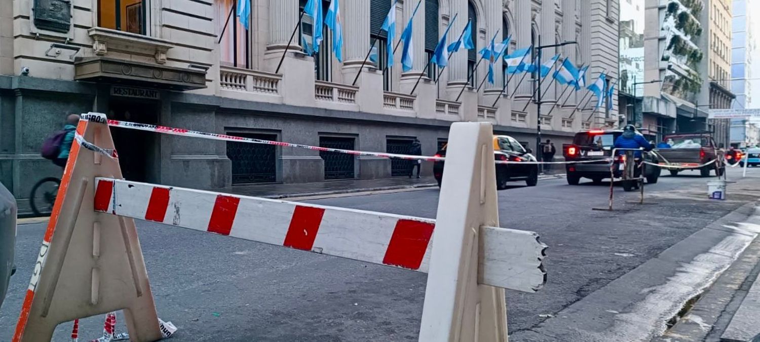 En la previa de la visita de Milei, evacuaron el edificio de la Bolsa de Comercio por una amenaza de bomba