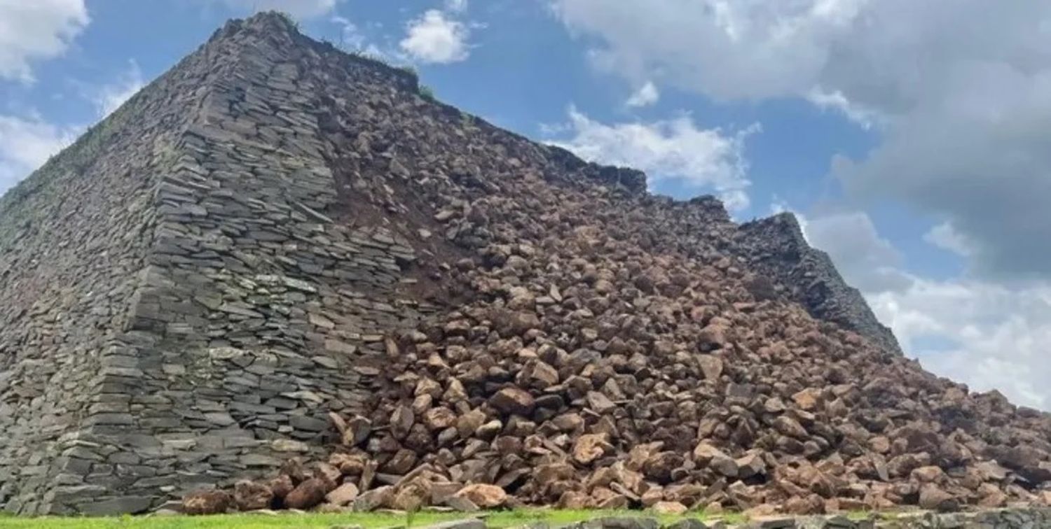 El colapso parcial de la pirámide en la Zona Arqueológica de Ihuatzio dejó al descubierto la fragilidad del patrimonio prehispánico frente a fenómenos meteorológicos extremos. Foto: Ramiro Aguayo