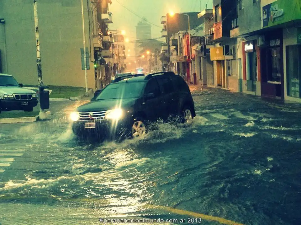 Fuerte diluvio en Paraná genera anegamientos e inconvenientes en el tránsito