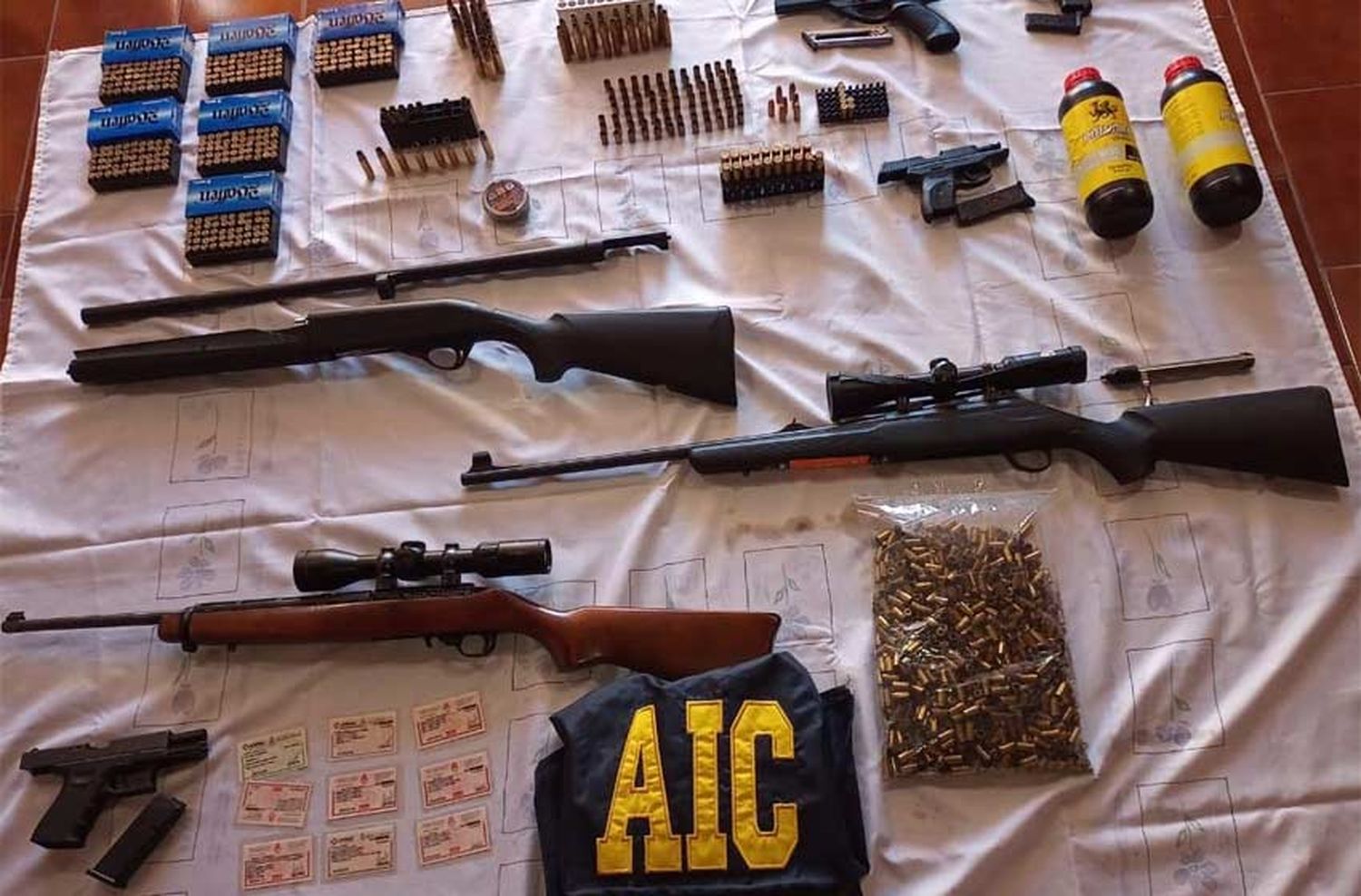 Allanaron una vivienda con un arsenal de armas y su dueño quedó detenido