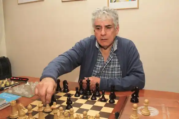 Un maestro de ajedrez en el aula