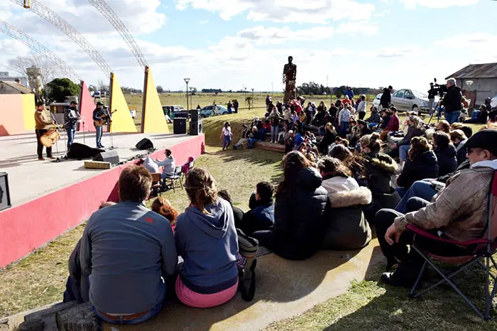 Mucho público en los festejos del Día del Folclore en San Cayetano