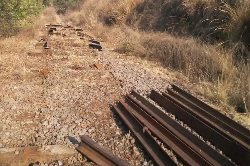 Con soplete y barretas, fueron sorprendidos robando las vías del tres